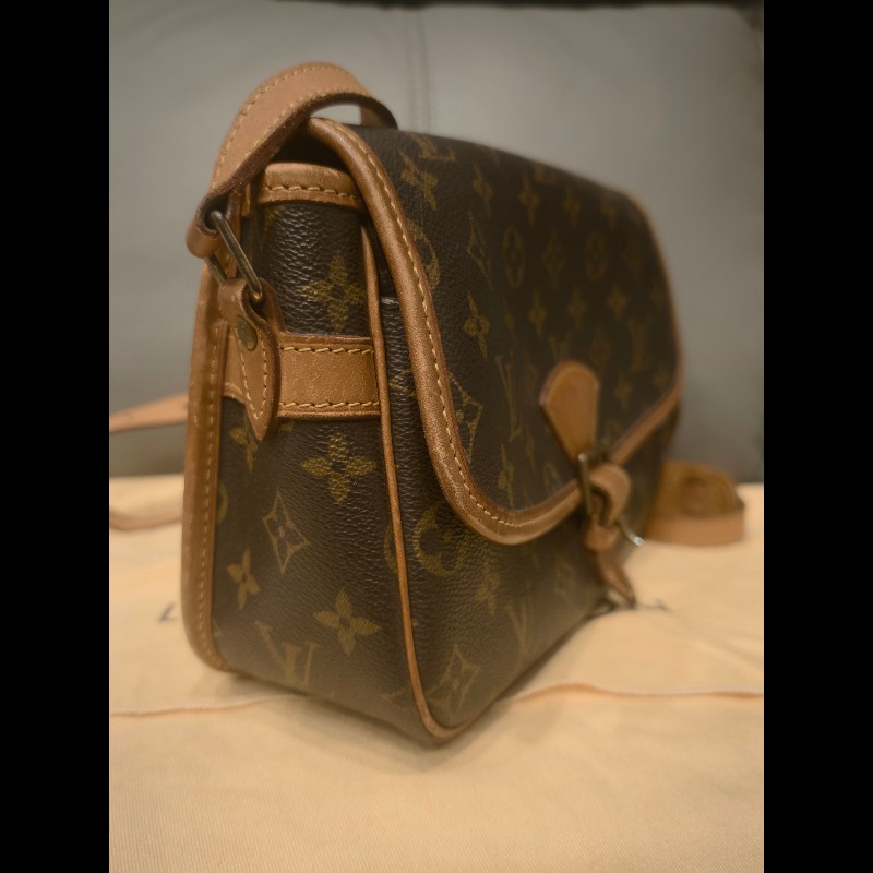 日本帶回狀況良好沒有沾黏LV法棍包包,附原廠防塵袋
狀況如照片所示
絕版品,難免有歲月痕跡,完美主義者請勿下標,謝謝-7