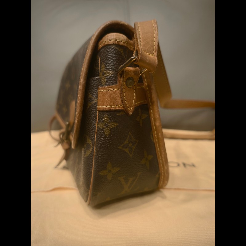 日本帶回狀況良好沒有沾黏LV法棍包包,附原廠防塵袋
狀況如照片所示
絕版品,難免有歲月痕跡,完美主義者請勿下標,謝謝-8