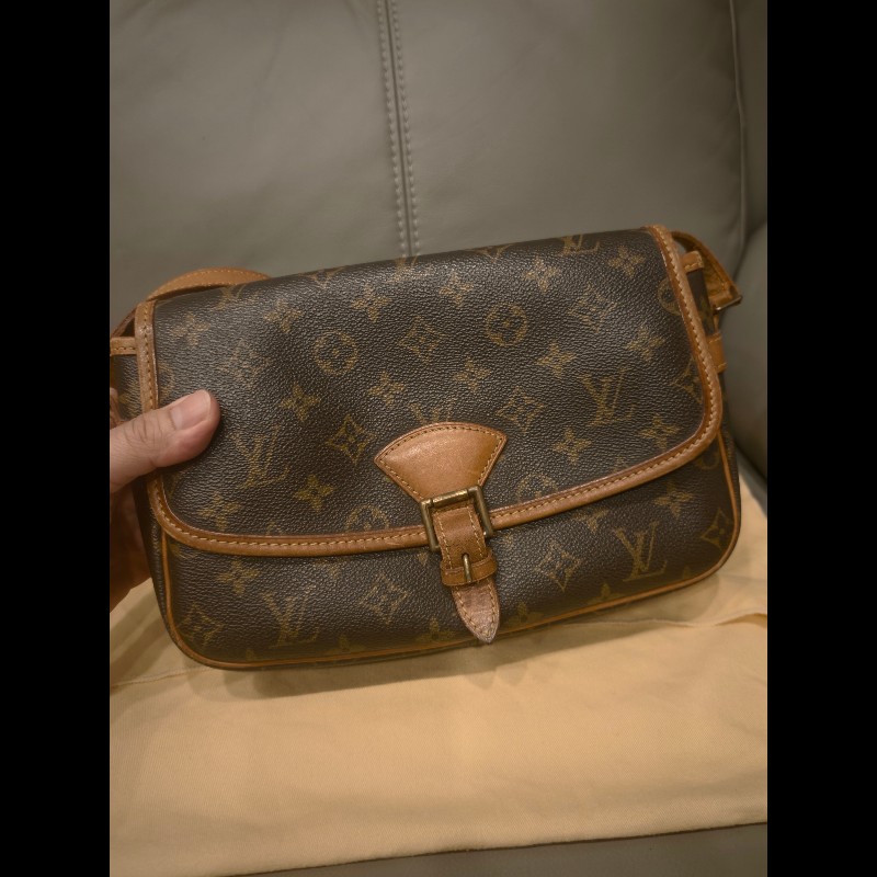 日本帶回狀況良好沒有沾黏LV法棍包包,附原廠防塵袋
狀況如照片所示
絕版品,難免有歲月痕跡,完美主義者請勿下標,謝謝-9