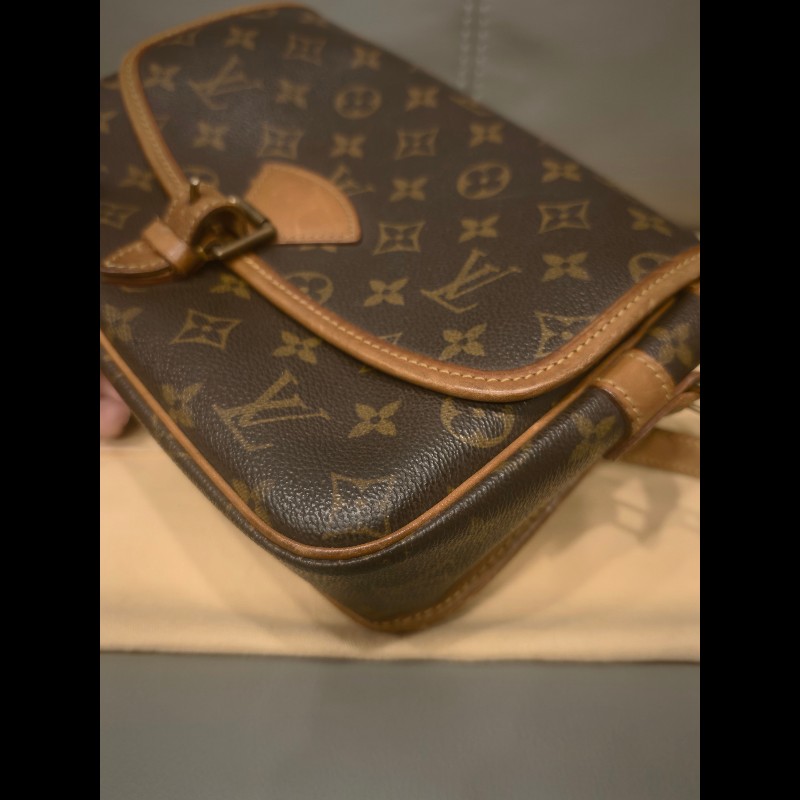 日本帶回狀況良好沒有沾黏LV法棍包包,附原廠防塵袋
狀況如照片所示
絕版品,難免有歲月痕跡,完美主義者請勿下標,謝謝-10