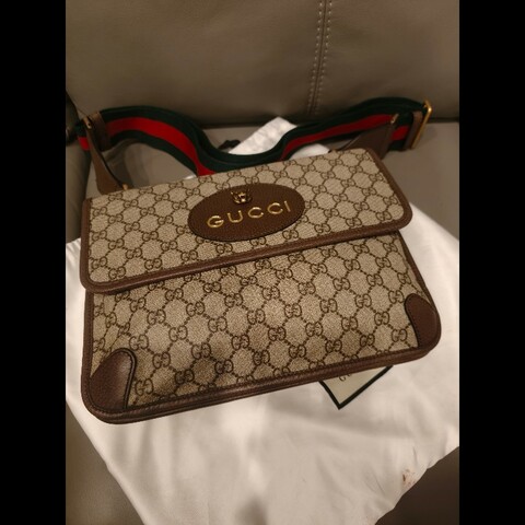 歐洲帶回全新未使用gucci雙面包包，全新品，未使用過，gucci皮革放久難免有些微剝落痕跡，附原廠防塵袋 狀況如照片所示 絕版品，難免有歲月痕跡，完美主義者請勿下標，謝謝