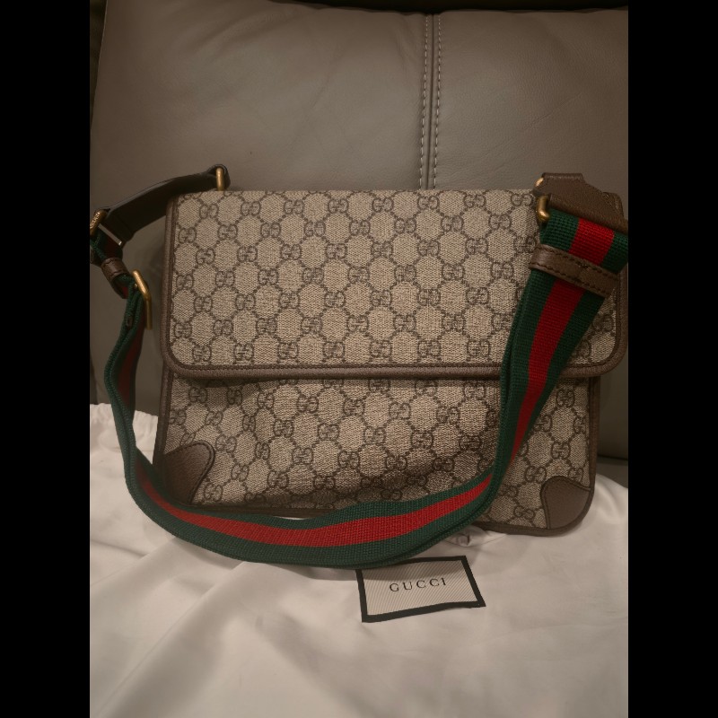 歐洲帶回全新未使用gucci雙面包包,全新品,未使用過,gucci皮革放久難免有些微剝落痕跡,附原廠防塵袋 狀況如照片所示 絕版品,難免有歲月痕跡,完美主義者請勿下標,謝謝-3