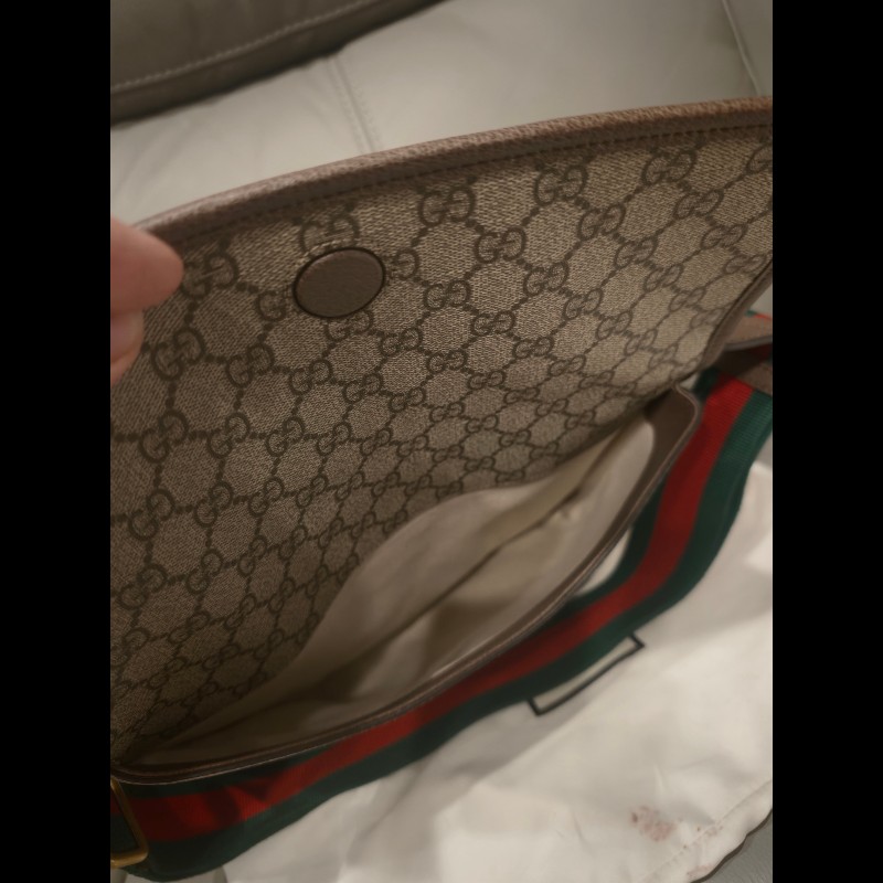 歐洲帶回全新未使用gucci雙面包包,全新品,未使用過,gucci皮革放久難免有些微剝落痕跡,附原廠防塵袋 狀況如照片所示 絕版品,難免有歲月痕跡,完美主義者請勿下標,謝謝-4