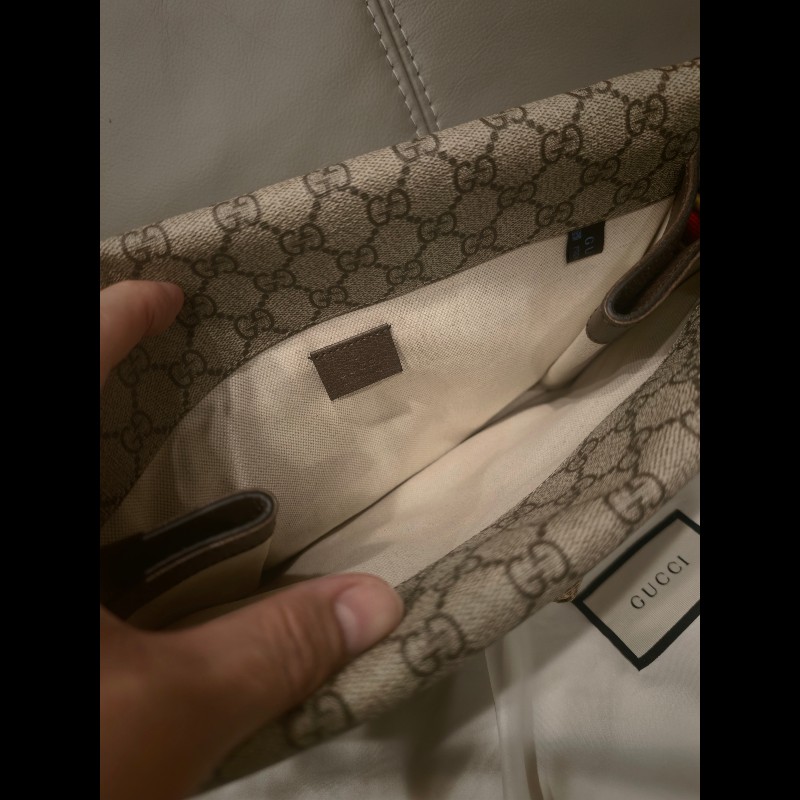 歐洲帶回全新未使用gucci雙面包包,全新品,未使用過,gucci皮革放久難免有些微剝落痕跡,附原廠防塵袋 狀況如照片所示 絕版品,難免有歲月痕跡,完美主義者請勿下標,謝謝-5