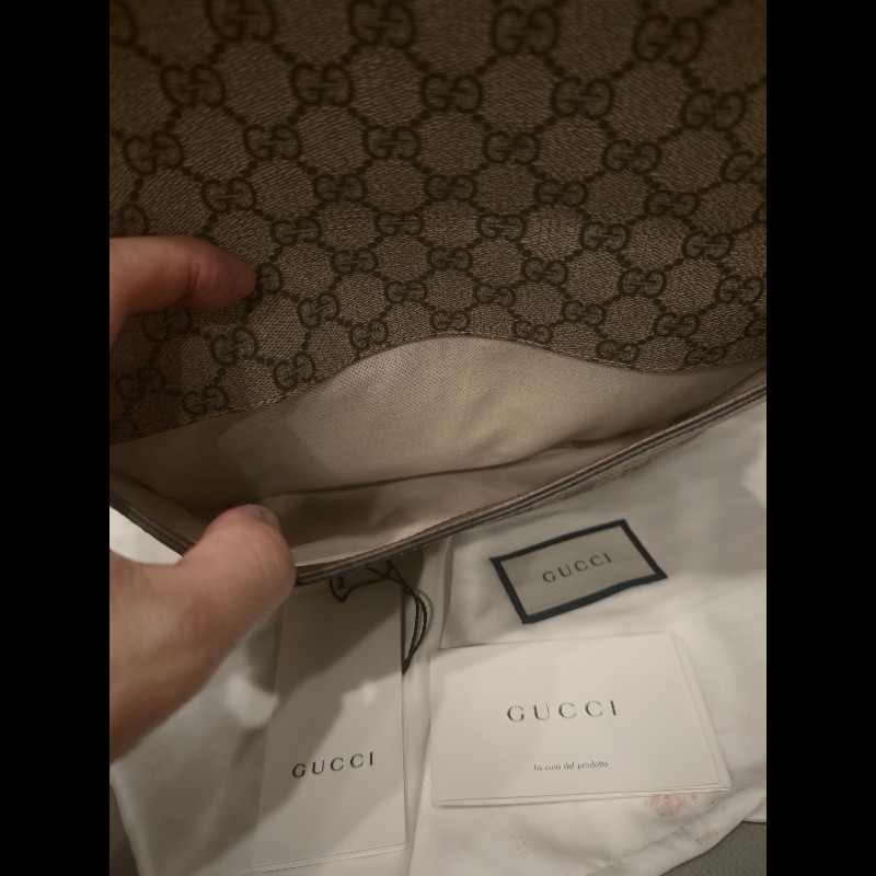 歐洲帶回全新未使用gucci雙面包包,全新品,未使用過,gucci皮革放久難免有些微剝落痕跡,附原廠防塵袋 狀況如照片所示 絕版品,難免有歲月痕跡,完美主義者請勿下標,謝謝-6