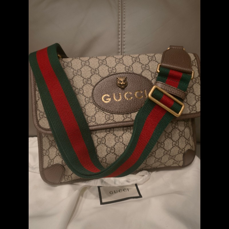 歐洲帶回全新未使用gucci雙面包包,全新品,未使用過,gucci皮革放久難免有些微剝落痕跡,附原廠防塵袋 狀況如照片所示 絕版品,難免有歲月痕跡,完美主義者請勿下標,謝謝-8