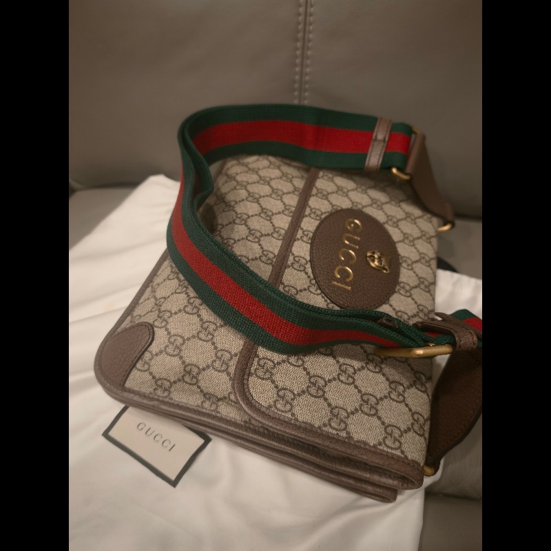 歐洲帶回全新未使用gucci雙面包包,全新品,未使用過,gucci皮革放久難免有些微剝落痕跡,附原廠防塵袋 狀況如照片所示 絕版品,難免有歲月痕跡,完美主義者請勿下標,謝謝-9