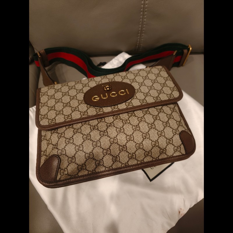 歐洲帶回全新未使用gucci雙面包包,全新品,未使用過,gucci皮革放久難免有些微剝落痕跡,附原廠防塵袋 狀況如照片所示 絕版品,難免有歲月痕跡,完美主義者請勿下標,謝謝-10