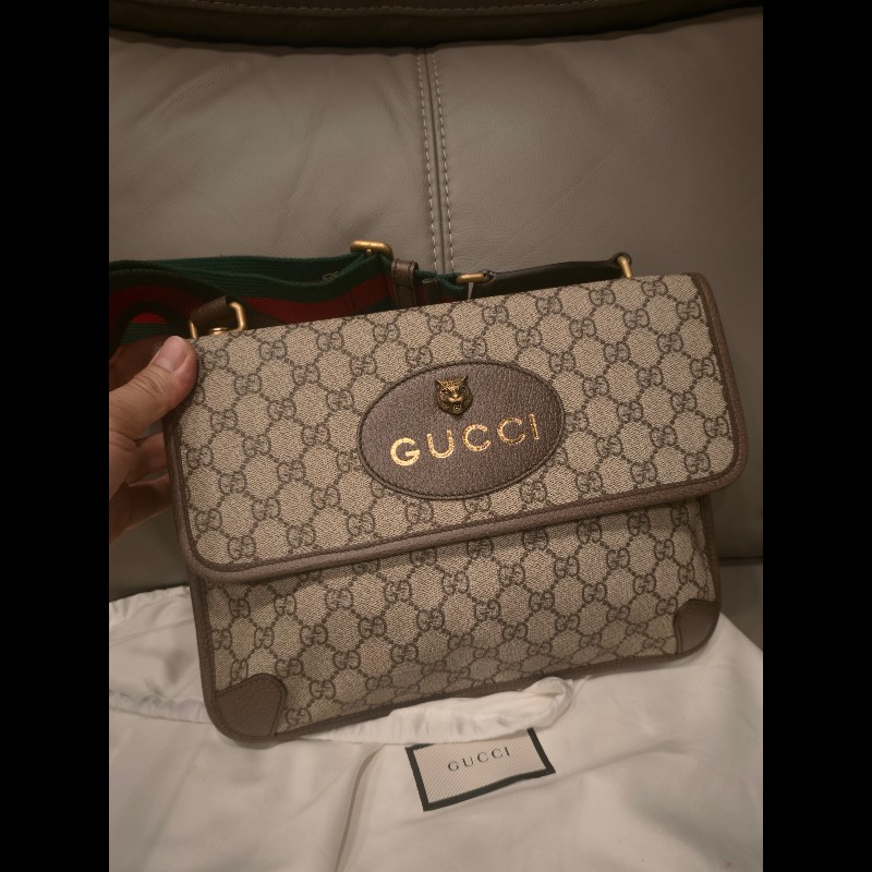 歐洲帶回全新未使用gucci雙面包包,全新品,未使用過,gucci皮革放久難免有些微剝落痕跡,附原廠防塵袋 狀況如照片所示 絕版品,難免有歲月痕跡,完美主義者請勿下標,謝謝-11