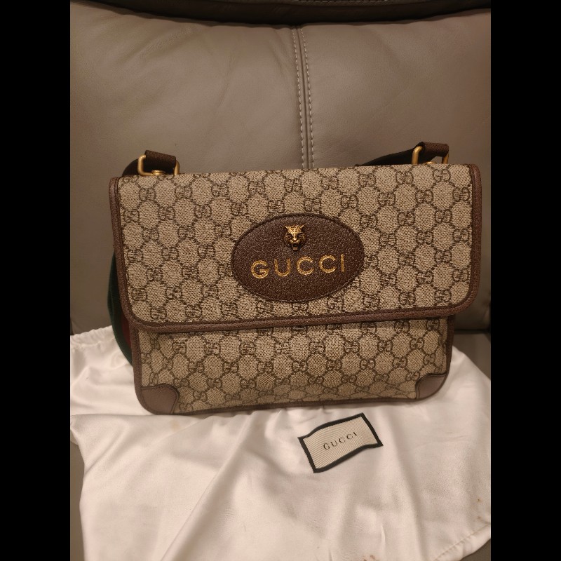 歐洲帶回全新未使用gucci雙面包包,全新品,未使用過,gucci皮革放久難免有些微剝落痕跡,附原廠防塵袋 狀況如照片所示 絕版品,難免有歲月痕跡,完美主義者請勿下標,謝謝-12