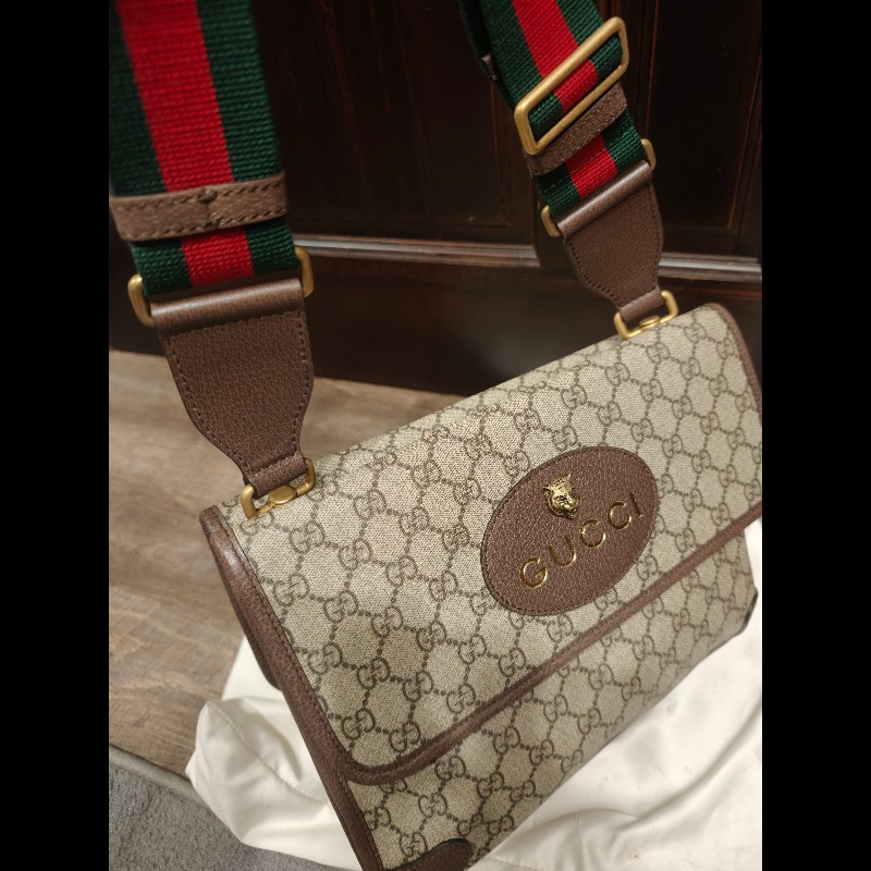 歐洲帶回全新未使用gucci雙面包包,全新品,未使用過,gucci皮革放久難免有些微剝落痕跡,附原廠防塵袋 狀況如照片所示 絕版品,難免有歲月痕跡,完美主義者請勿下標,謝謝-10