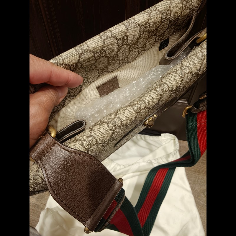 歐洲帶回全新未使用gucci雙面包包,全新品,未使用過,gucci皮革放久難免有些微剝落痕跡,附原廠防塵袋 狀況如照片所示 絕版品,難免有歲月痕跡,完美主義者請勿下標,謝謝-11