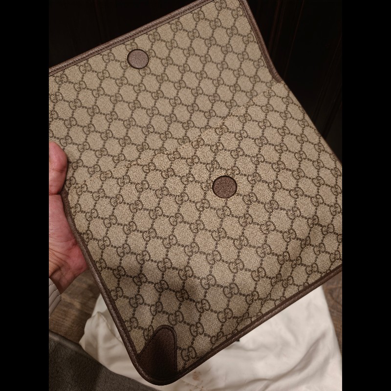歐洲帶回全新未使用gucci雙面包包,全新品,未使用過,gucci皮革放久難免有些微剝落痕跡,附原廠防塵袋 狀況如照片所示 絕版品,難免有歲月痕跡,完美主義者請勿下標,謝謝-12