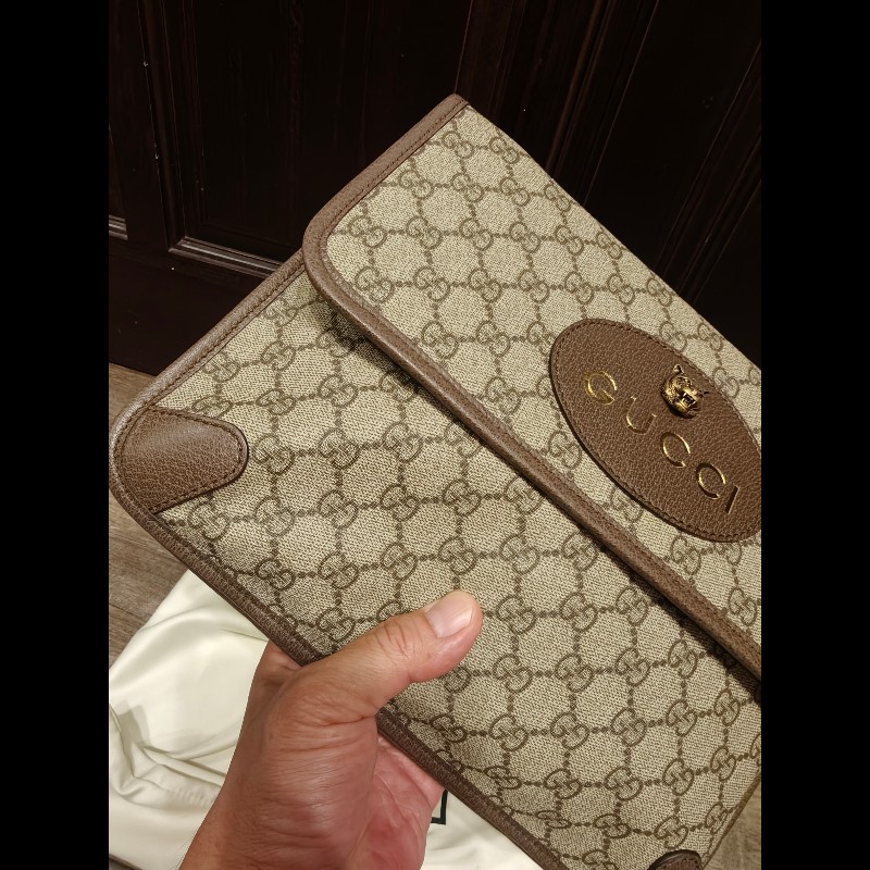 歐洲帶回全新未使用gucci雙面包包,全新品,未使用過,gucci皮革放久難免有些微剝落痕跡,附原廠防塵袋 狀況如照片所示 絕版品,難免有歲月痕跡,完美主義者請勿下標,謝謝-13