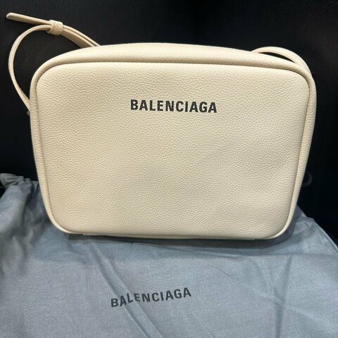 💎Han's house精品服飾💎 Balenciaga 巴黎世家 中號 小牛皮 相機包 原價31000