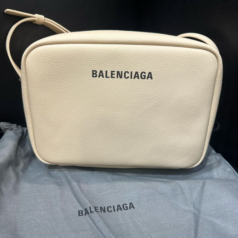 💎Han's house精品服飾💎 Balenciaga 巴黎世家 中號 小牛皮 相機包 原價31000-0