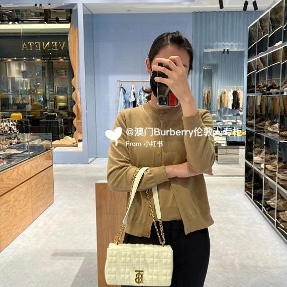 💎Han's house精品服飾💎Burberry TB Lola 荔枝羊皮 鏈條 包 義大製 小號 23x6x13 現貨 原價65000-1