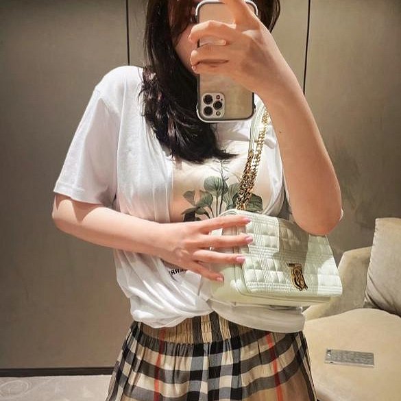 💎Han's house精品服飾💎Burberry TB Lola 荔枝羊皮 鏈條 包 義大製 小號 23x6x13 現貨 原價65000-4