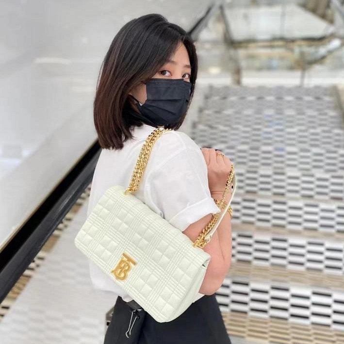 💎Han's house精品服飾💎Burberry TB Lola 荔枝羊皮 鏈條 包 義大製 小號 23x6x13 現貨 原價65000-5