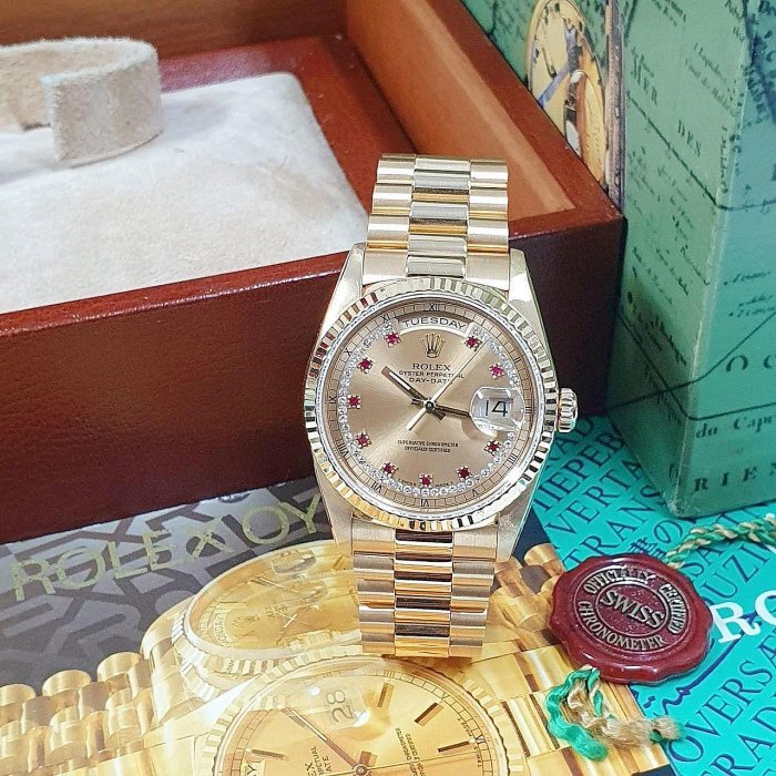 【大眾名錶】ROLEX 勞力士 18238 Day-Date 蠔式18K金 小紅寶多層鑽面盤 錶徑36 B1093-0