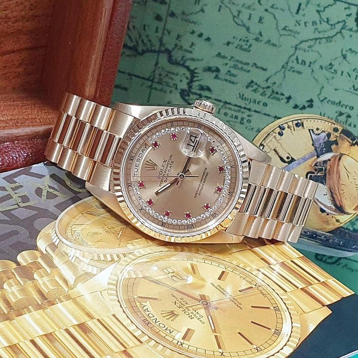 【大眾名錶】ROLEX 勞力士 18238 Day-Date 蠔式18K金 小紅寶多層鑽面盤 錶徑36 B1093-1