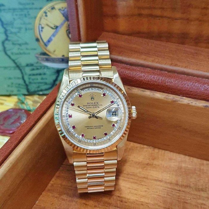 【大眾名錶】ROLEX 勞力士 18238 Day-Date 蠔式18K金 小紅寶多層鑽面盤 錶徑36 B1093-2