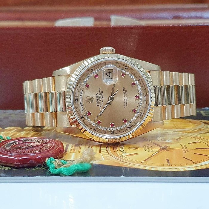 【大眾名錶】ROLEX 勞力士 18238 Day-Date 蠔式18K金 小紅寶多層鑽面盤 錶徑36 B1093-3