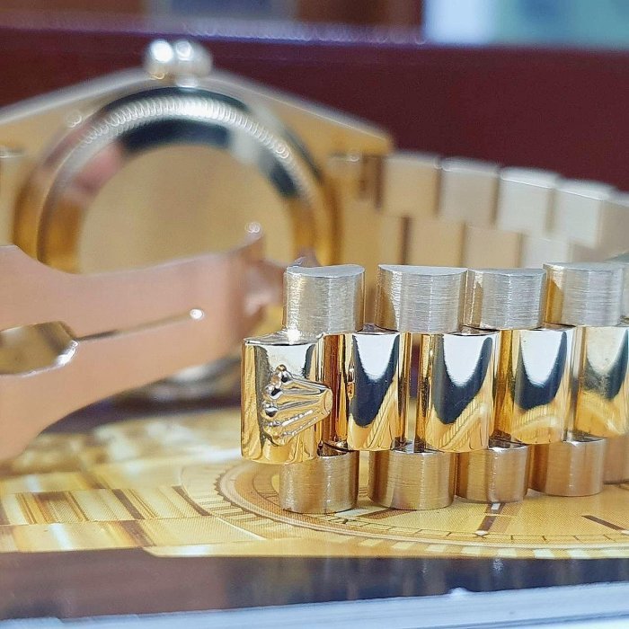 【大眾名錶】ROLEX 勞力士 18238 Day-Date 蠔式18K金 小紅寶多層鑽面盤 錶徑36 B1093-5