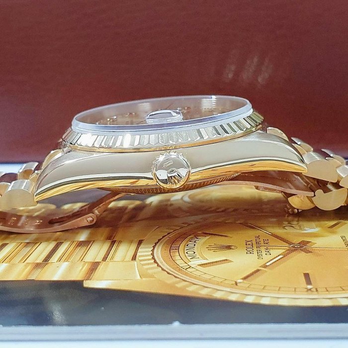 【大眾名錶】ROLEX 勞力士 18238 Day-Date 蠔式18K金 小紅寶多層鑽面盤 錶徑36 B1093-6