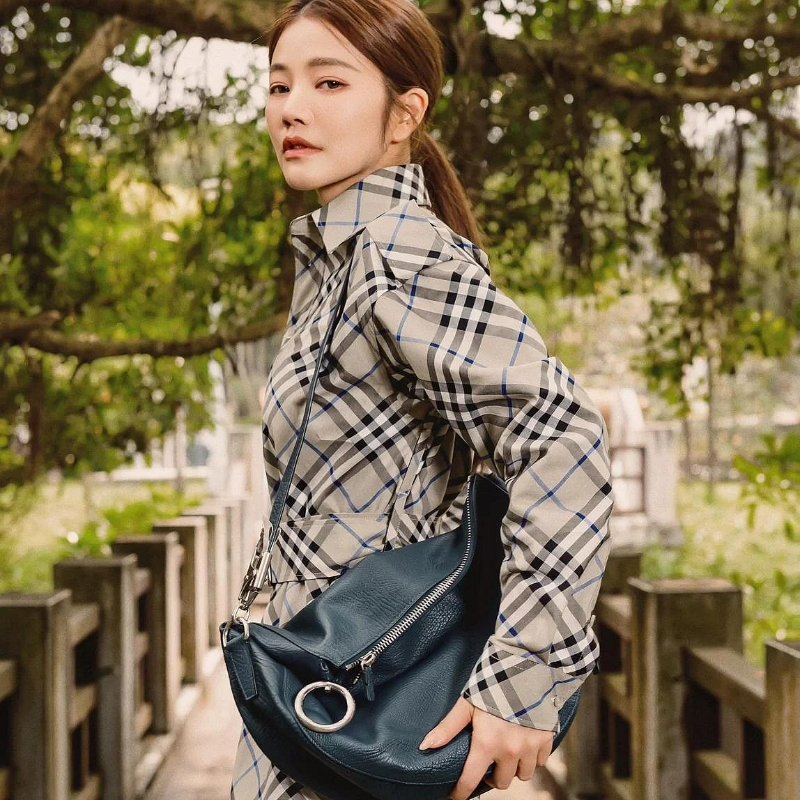 💎Han's house精品服飾💎Burberry 中號 Knight 包 現貨 原價99000 深藍-6