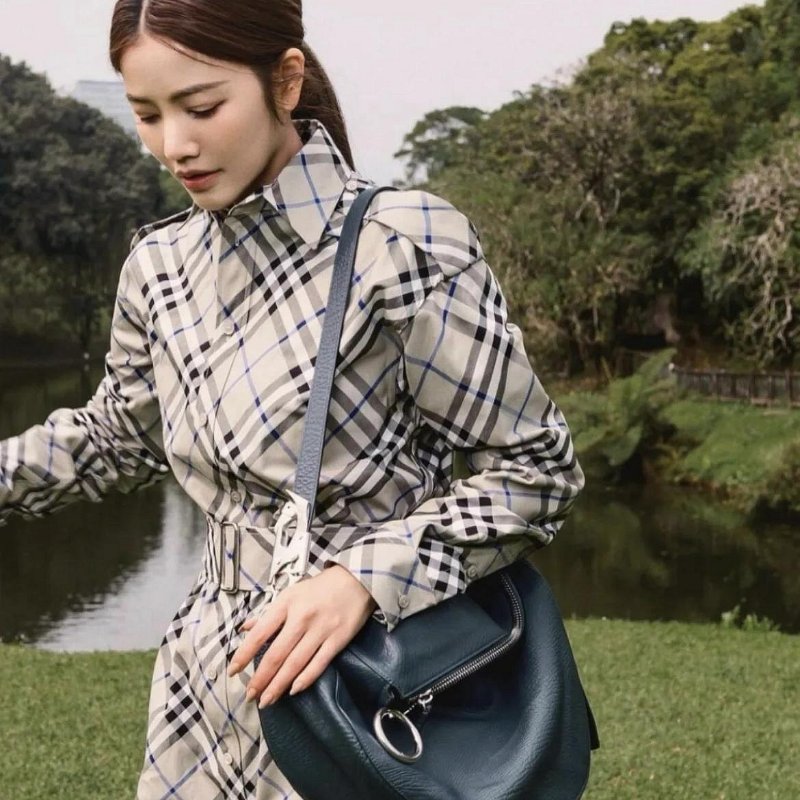 💎Han's house精品服飾💎Burberry 中號 Knight 包 現貨 原價99000 深藍-7