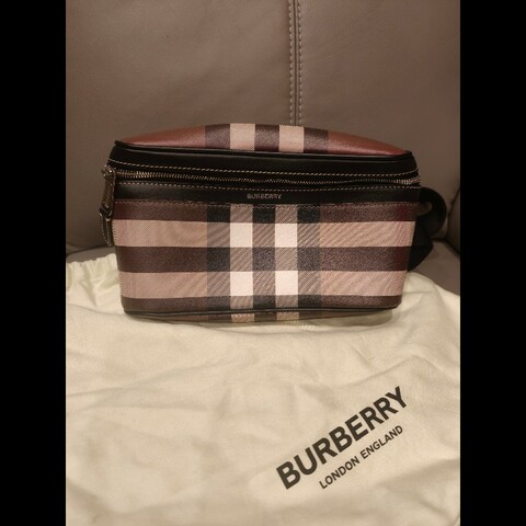 歐洲帶回burberry全新腰包，全新未使用，右下角有一點印刷錯體，絕版品
照片如圖片所示，介意者請勿下標
特價出清，比皮夾更便宜