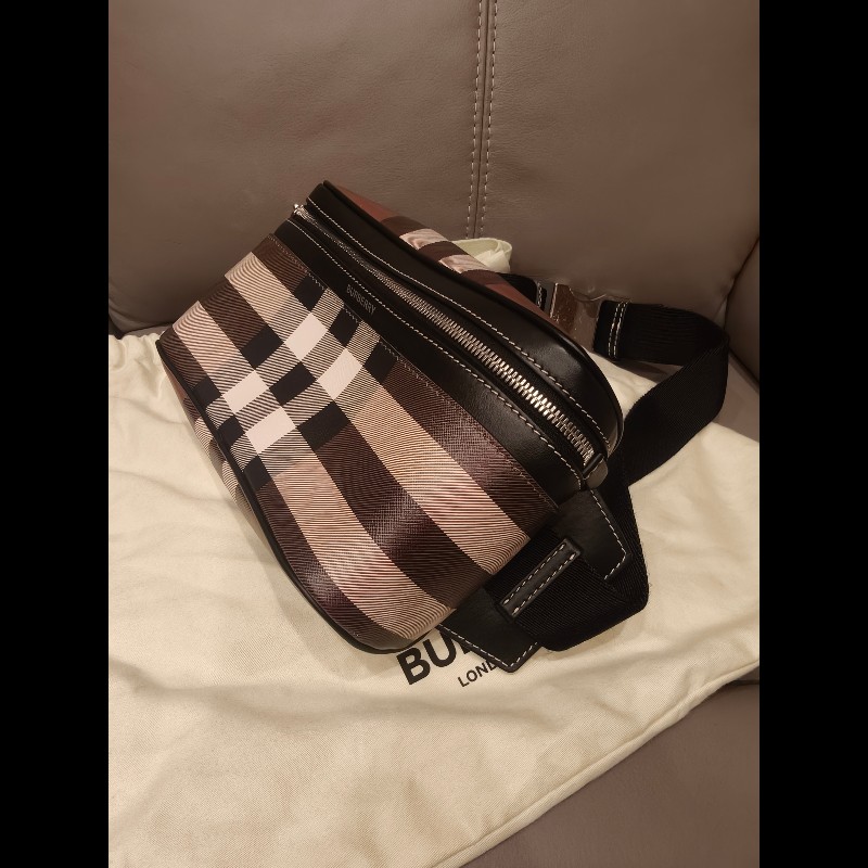 歐洲帶回burberry全新腰包,全新未使用,右下角有一點印刷錯體,絕版品
照片如圖片所示,介意者請勿下標
特價出清,比皮夾更便宜-1