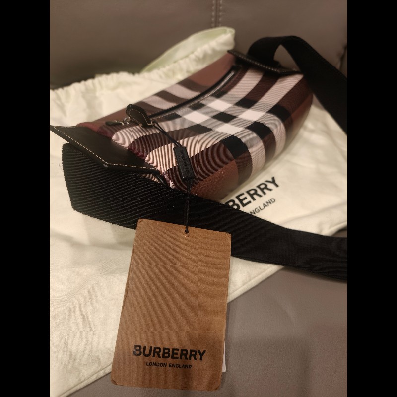 歐洲帶回burberry全新腰包,全新未使用,右下角有一點印刷錯體,絕版品
照片如圖片所示,介意者請勿下標
特價出清,比皮夾更便宜-2