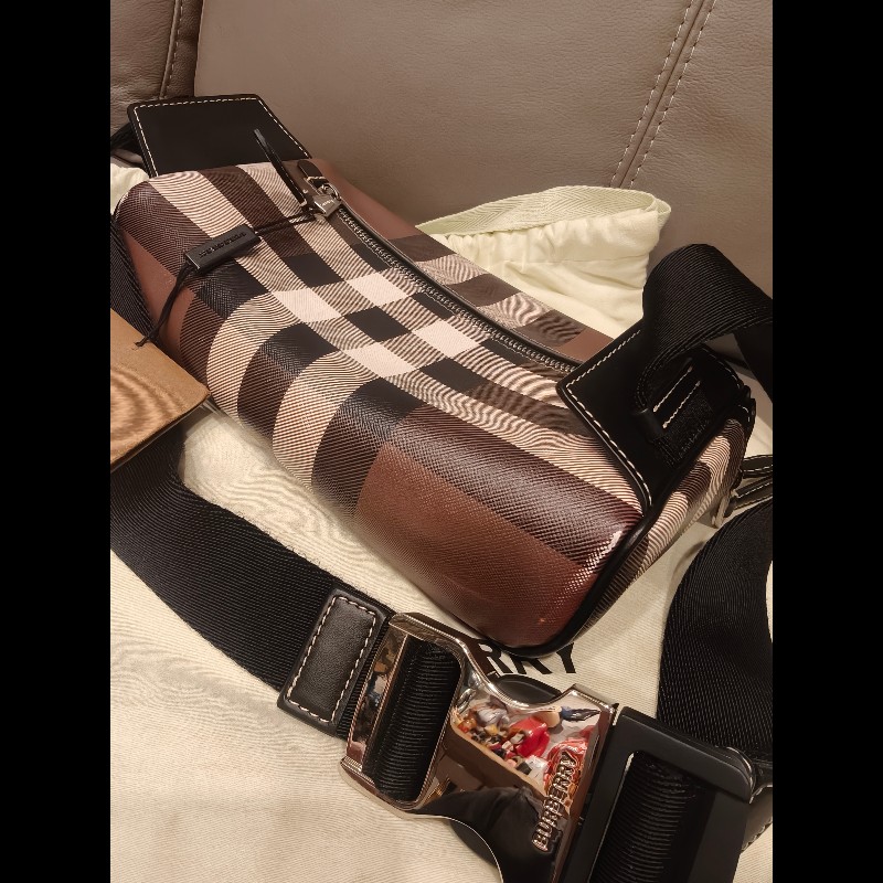 歐洲帶回burberry全新腰包,全新未使用,右下角有一點印刷錯體,絕版品
照片如圖片所示,介意者請勿下標
特價出清,比皮夾更便宜-3