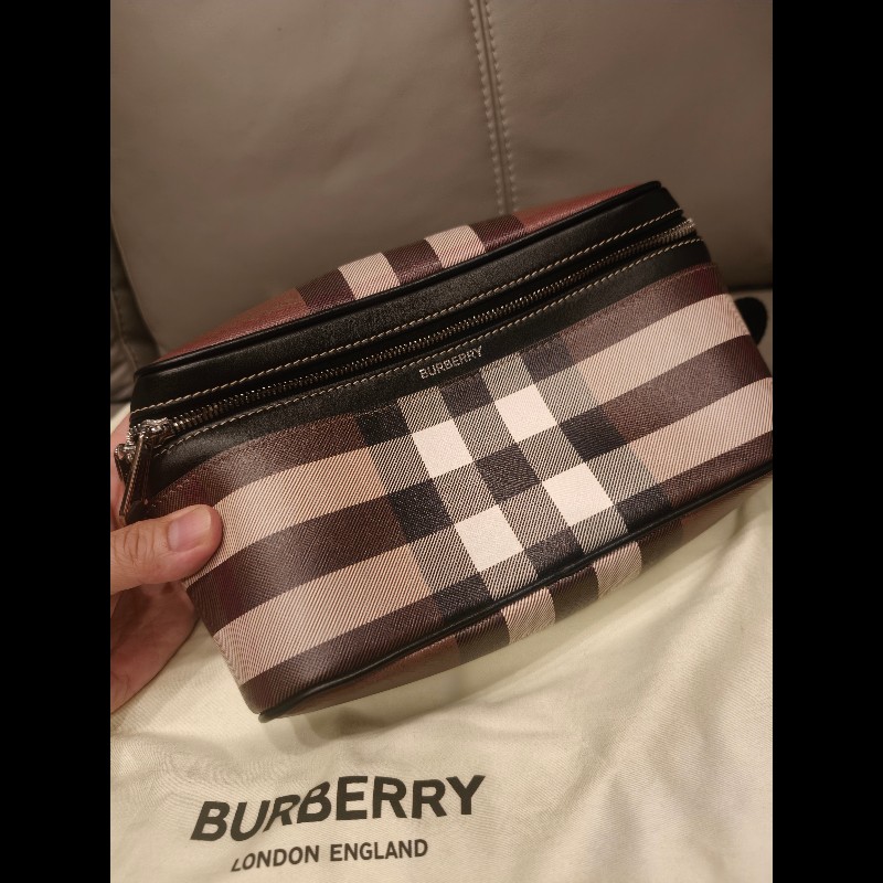 歐洲帶回burberry全新腰包,全新未使用,右下角有一點印刷錯體,絕版品
照片如圖片所示,介意者請勿下標
特價出清,比皮夾更便宜-5