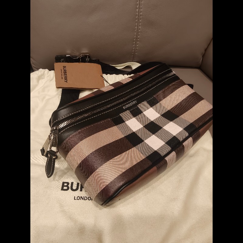 歐洲帶回burberry全新腰包,全新未使用,右下角有一點印刷錯體,絕版品
照片如圖片所示,介意者請勿下標
特價出清,比皮夾更便宜-7