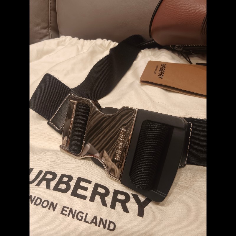 歐洲帶回burberry全新腰包,全新未使用,右下角有一點印刷錯體,絕版品
照片如圖片所示,介意者請勿下標
特價出清,比皮夾更便宜-8