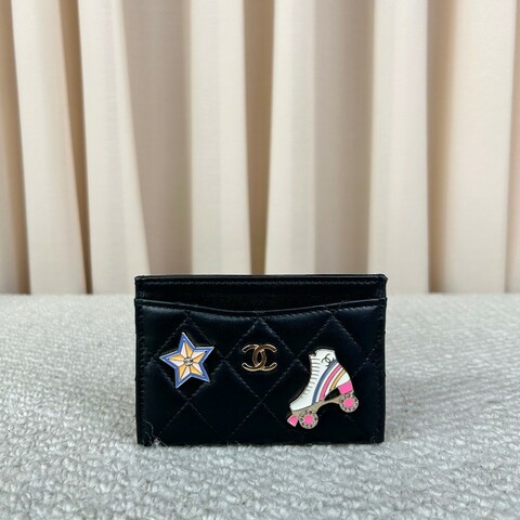 CHANEL香奈兒24限量款黑色羊皮卡包 配星星和滑輪鞋琺瑯徽章 菱格紋路清晰 皮質細膩 卡位充足 尺寸剛好放卡片和現金