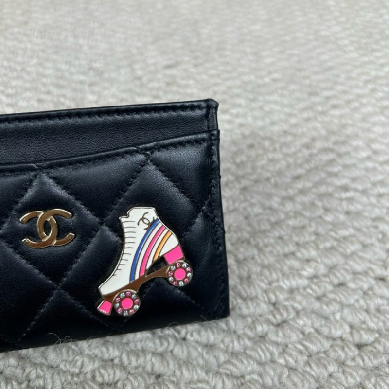 CHANEL香奈兒24限量款黑色羊皮卡包 配星星和滑輪鞋琺瑯徽章 菱格紋路清晰 皮質細膩 卡位充足 尺寸剛好放卡片和現金-2