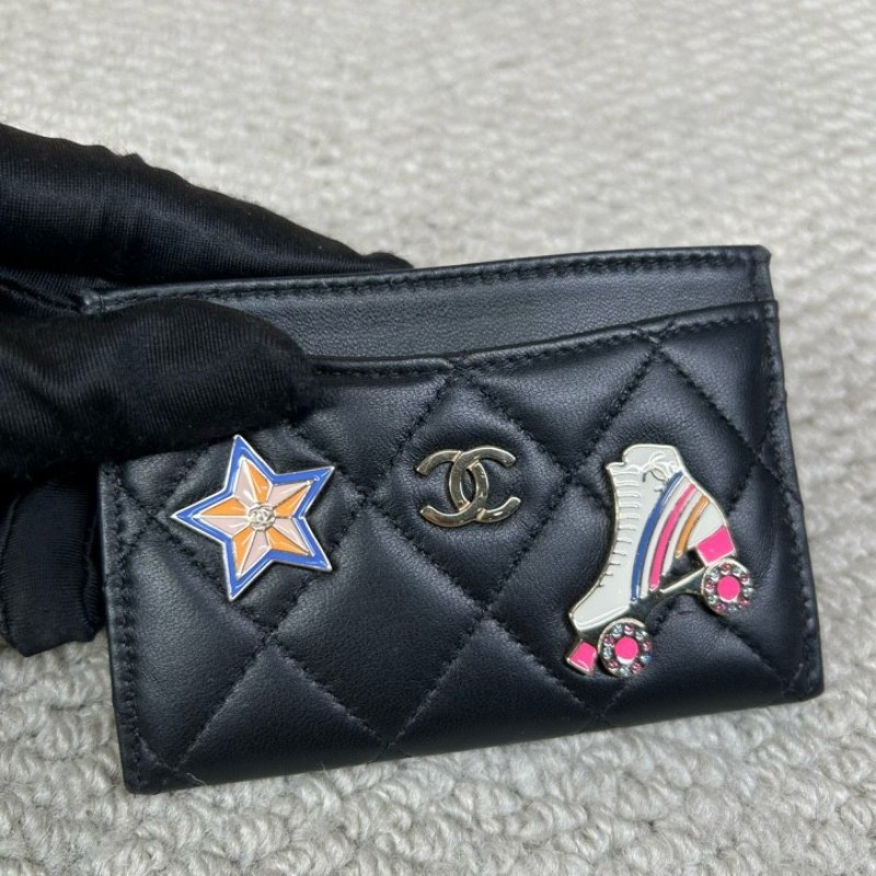 CHANEL香奈兒24限量款黑色羊皮卡包 配星星和滑輪鞋琺瑯徽章 菱格紋路清晰 皮質細膩 卡位充足 尺寸剛好放卡片和現金-3