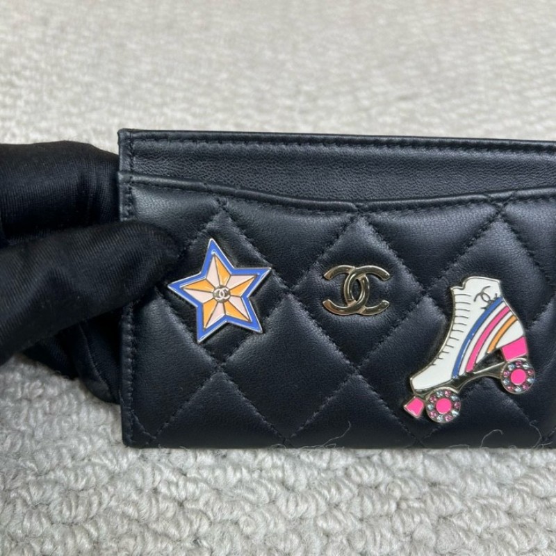 CHANEL香奈兒24限量款黑色羊皮卡包 配星星和滑輪鞋琺瑯徽章 菱格紋路清晰 皮質細膩 卡位充足 尺寸剛好放卡片和現金-4