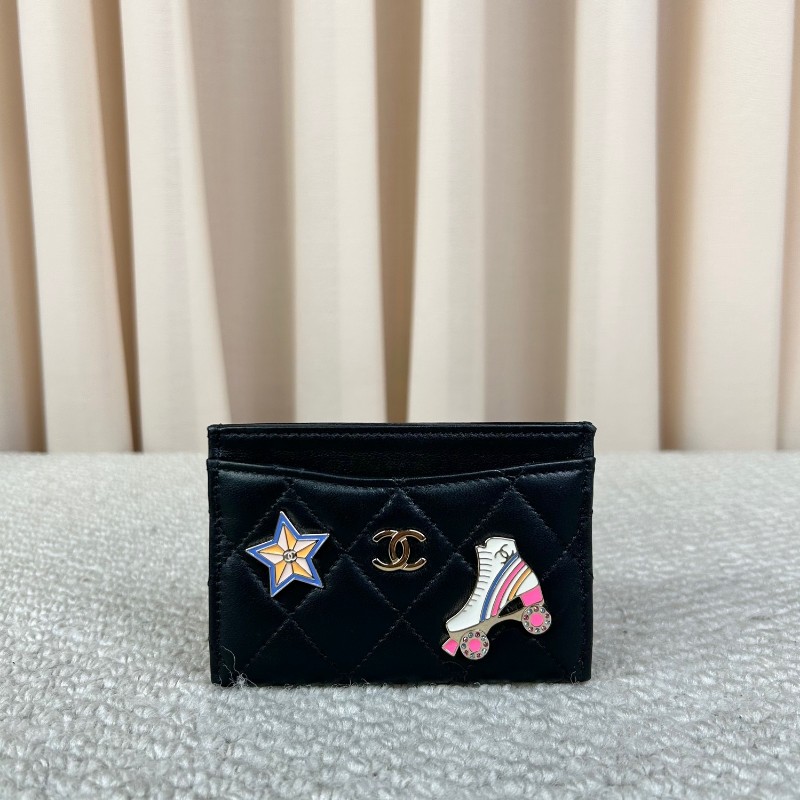 CHANEL香奈兒24限量款黑色羊皮卡包 配星星和滑輪鞋琺瑯徽章 菱格紋路清晰 皮質細膩 卡位充足 尺寸剛好放卡片和現金-5