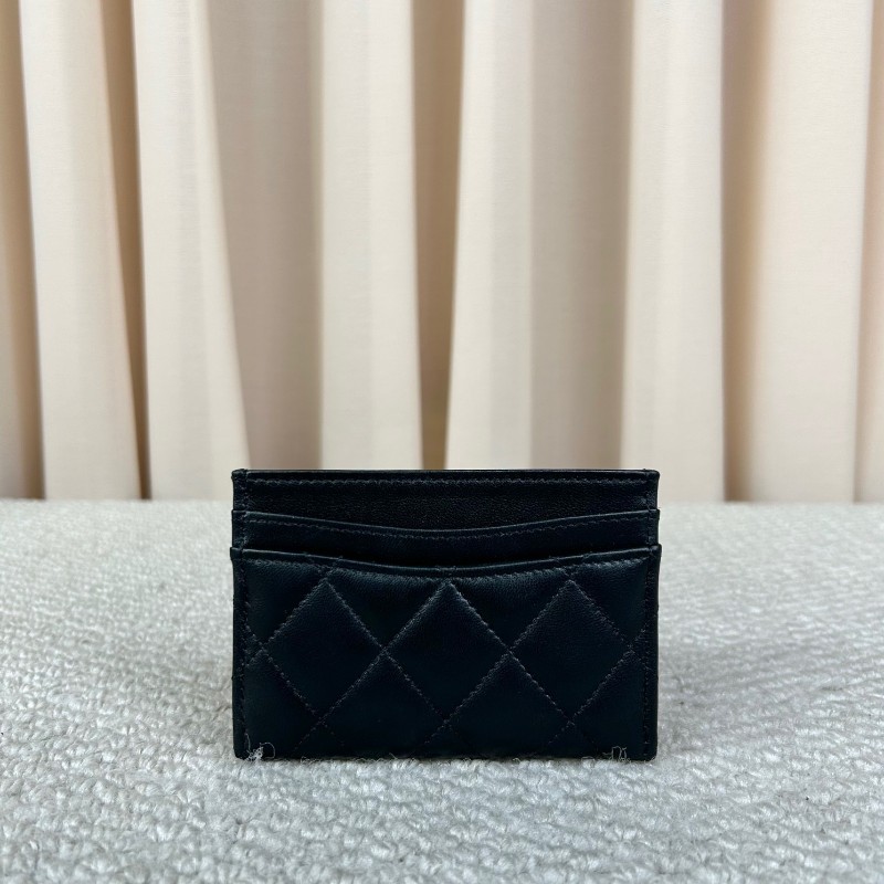 CHANEL香奈兒24限量款黑色羊皮卡包 配星星和滑輪鞋琺瑯徽章 菱格紋路清晰 皮質細膩 卡位充足 尺寸剛好放卡片和現金-6