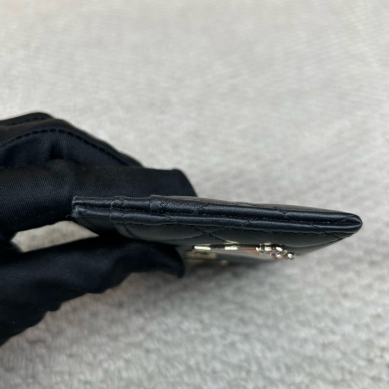 CHANEL香奈兒24限量款黑色羊皮卡包 配星星和滑輪鞋琺瑯徽章 菱格紋路清晰 皮質細膩 卡位充足 尺寸剛好放卡片和現金-7