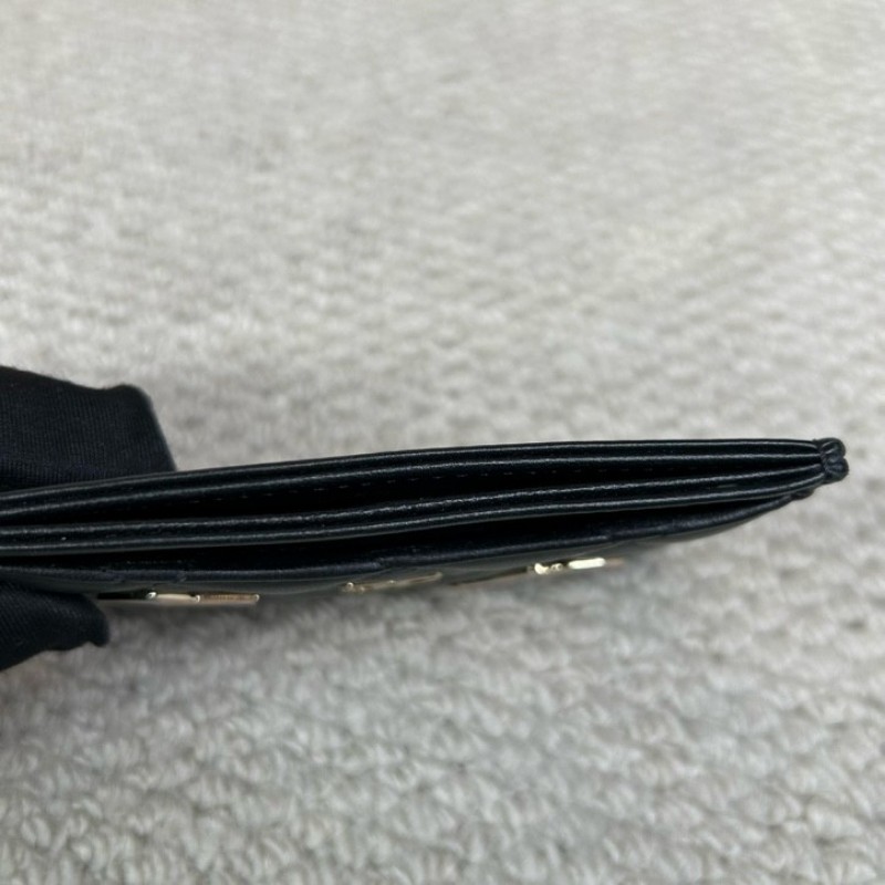 CHANEL香奈兒24限量款黑色羊皮卡包 配星星和滑輪鞋琺瑯徽章 菱格紋路清晰 皮質細膩 卡位充足 尺寸剛好放卡片和現金-9