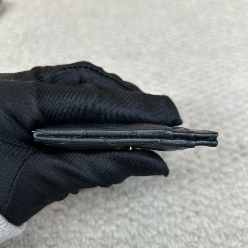 CHANEL香奈兒24限量款黑色羊皮卡包 配星星和滑輪鞋琺瑯徽章 菱格紋路清晰 皮質細膩 卡位充足 尺寸剛好放卡片和現金-10