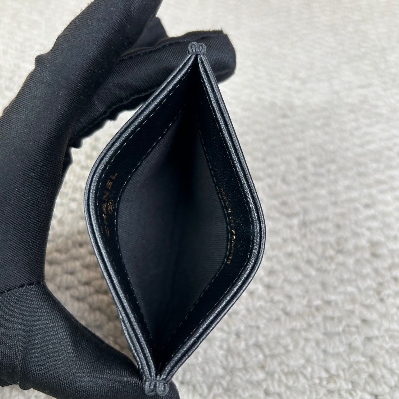 CHANEL香奈兒24限量款黑色羊皮卡包 配星星和滑輪鞋琺瑯徽章 菱格紋路清晰 皮質細膩 卡位充足 尺寸剛好放卡片和現金-11