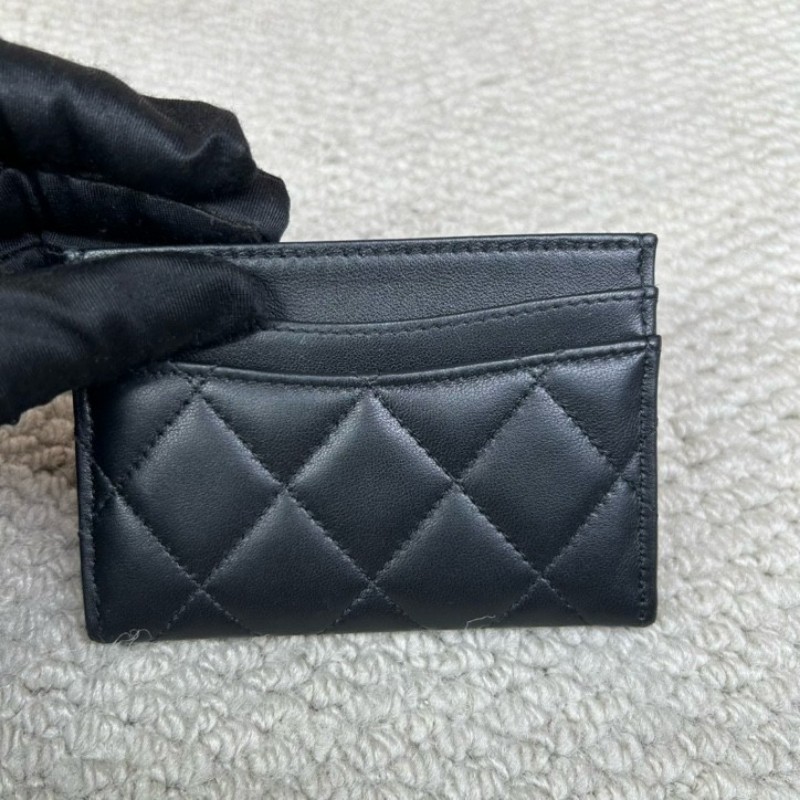 CHANEL香奈兒24限量款黑色羊皮卡包 配星星和滑輪鞋琺瑯徽章 菱格紋路清晰 皮質細膩 卡位充足 尺寸剛好放卡片和現金-12