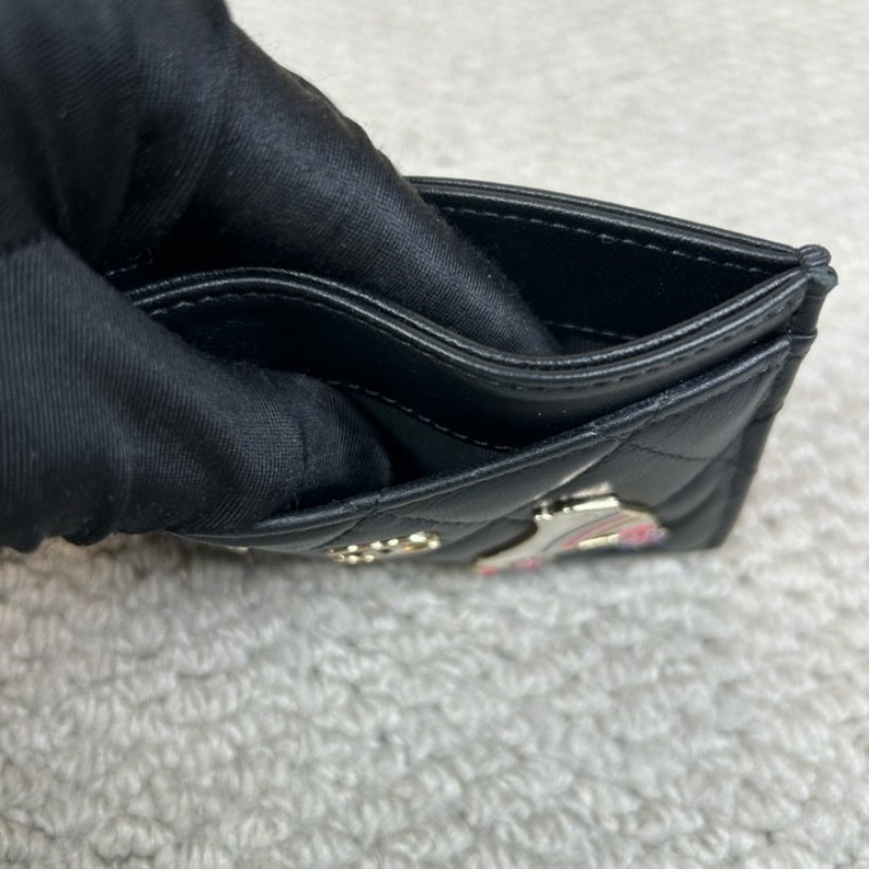 CHANEL香奈兒24限量款黑色羊皮卡包 配星星和滑輪鞋琺瑯徽章 菱格紋路清晰 皮質細膩 卡位充足 尺寸剛好放卡片和現金-16